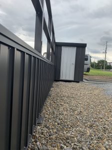 バリケードフェンスと一体型でスタイリッシュに！